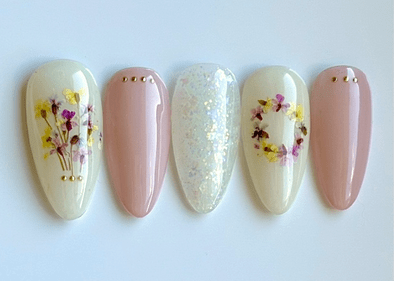 本物のお花を閉じ込めて♡ドライフラワーネイルのやり方