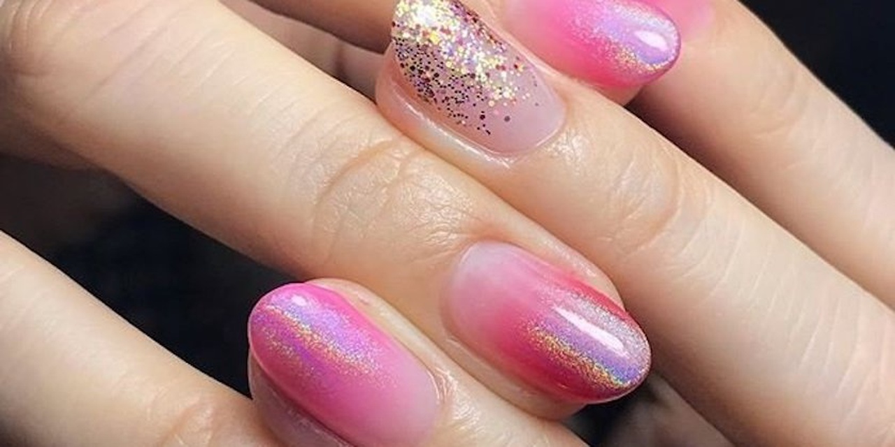 ユニコーンネイルでキラキラと虹色に輝く指先に 19