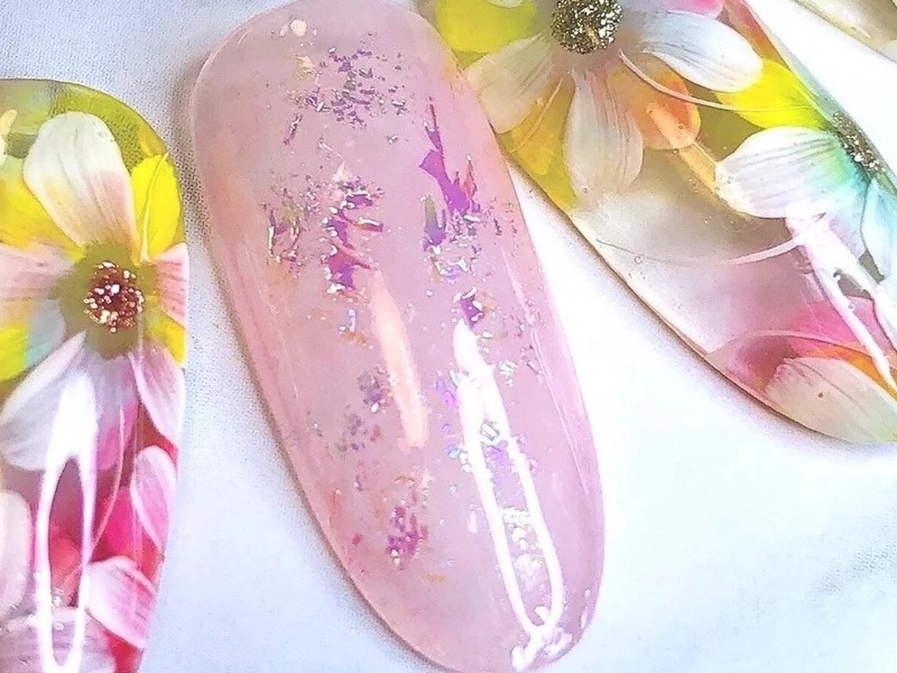 ポップでカラフルなイースターネイル特集