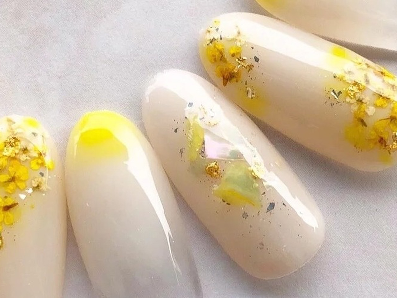 2020年春、ミモザの季節真っ最中ですね！爪先をミモザで彩ったミモザ