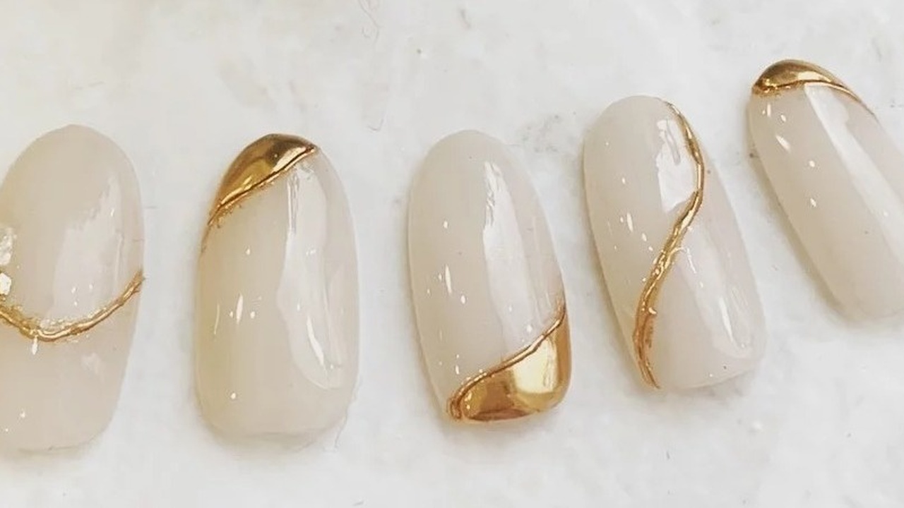 夏の日差しを反射するミラーネイル