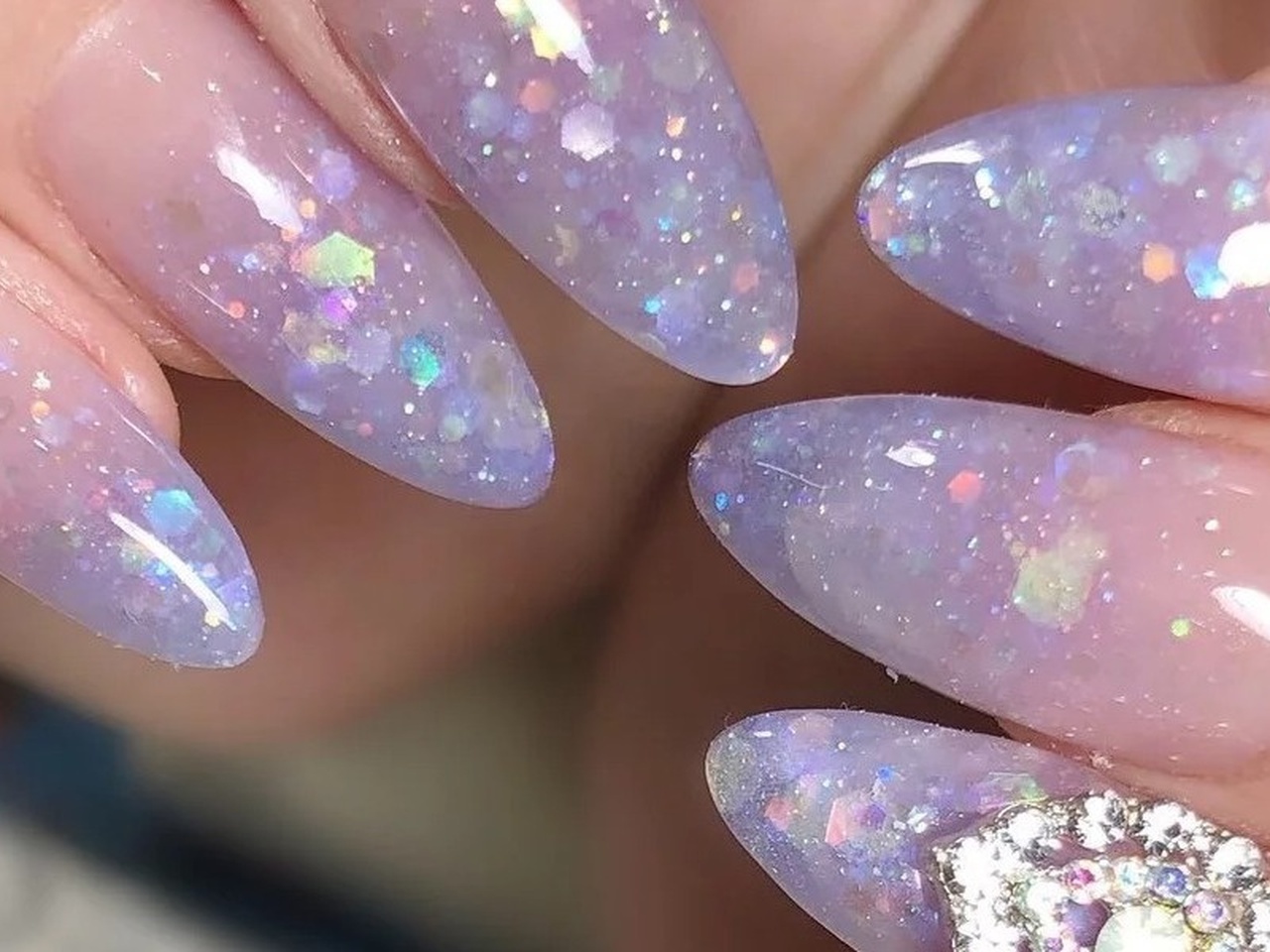 ラメのキラキラネイルが夏の大本命