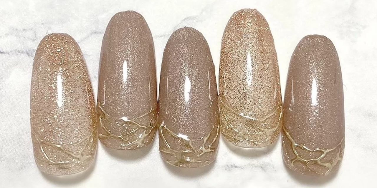 華やかなゴールドの輝きで冬ネイルをリッチにアップデート！｜2021 