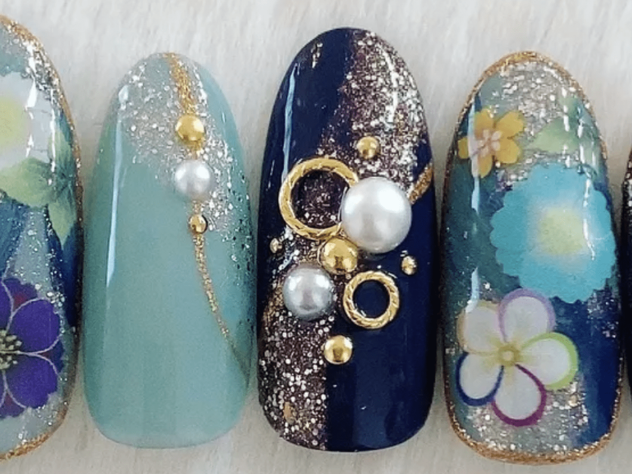 2023成人式】凜とした清らかさ♡青の振り袖に合わせたい成人式ネイル