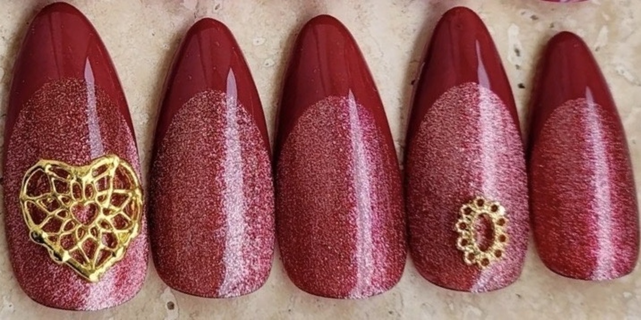 2023年のトレンドカラー「ビバ・マゼンタ」で作る最先端ネイル|2023