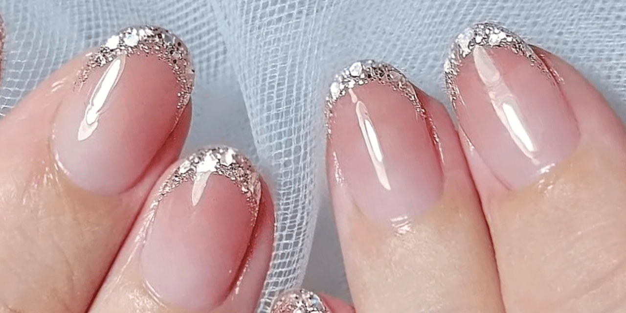 キラキラフレンチネイルで指先を華やかに♪｜2023秋ネイル