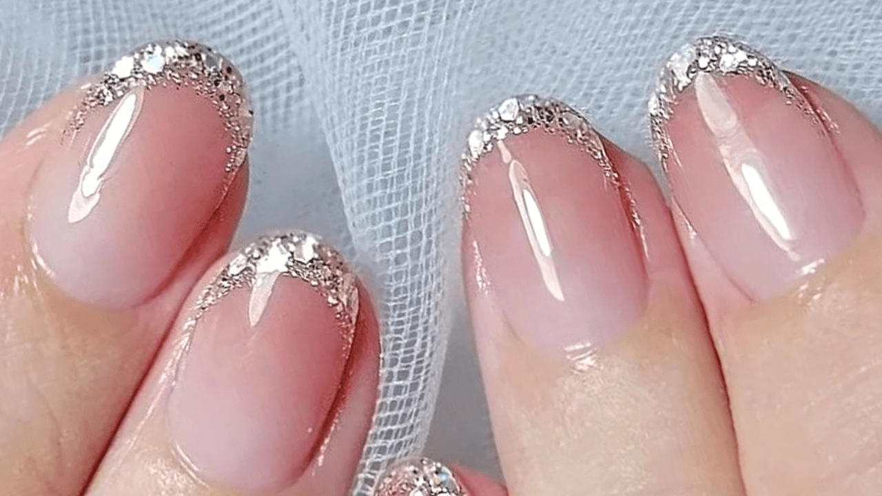 キラキラフレンチネイルで指先を華やかに♪｜2023秋ネイル