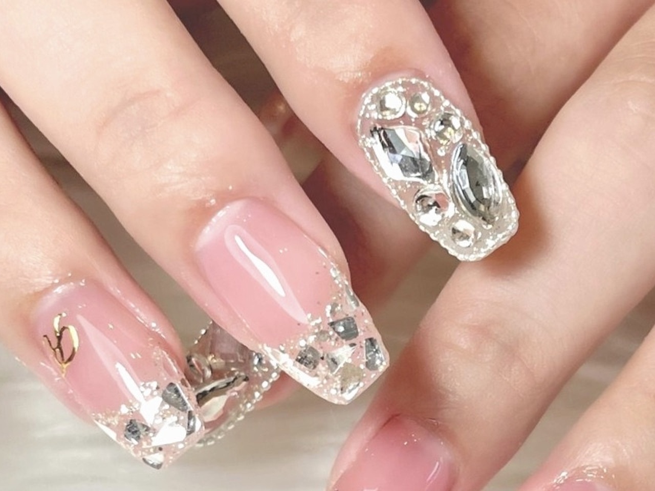 人気ネイルデザインTOP10】キラキラに心奪われる♡ビジューネイル|2023