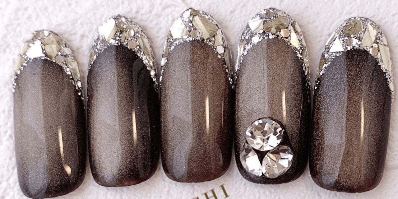 深みを楽しむ♡こっくりカラーのガラスフレンチネイル｜2023秋ネイル