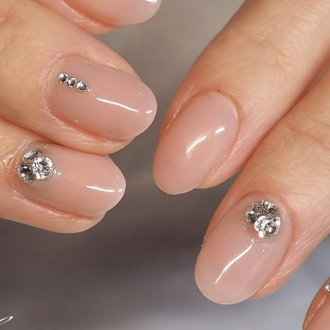 美フォルム命！手が綺麗に見えるちゅるんピンクベージュネイル|2023冬