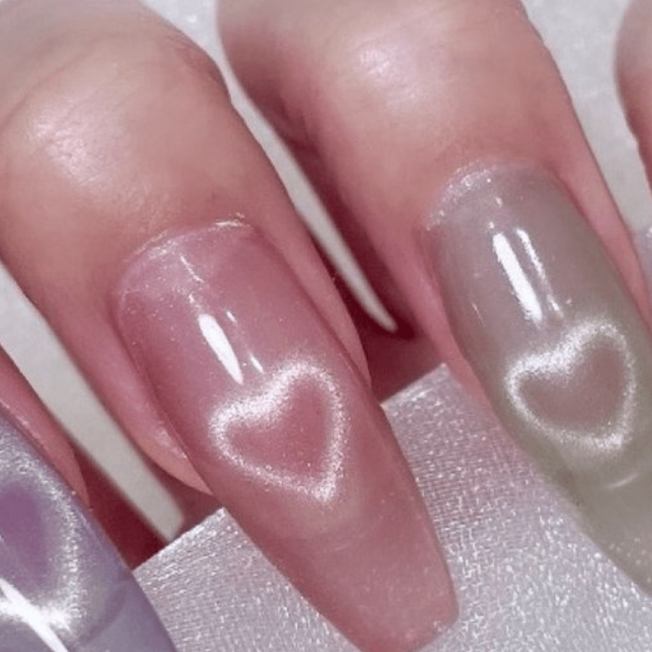 人気ネイルデザインTOP10】インスタで話題♪ハートマグネットネイル|2024