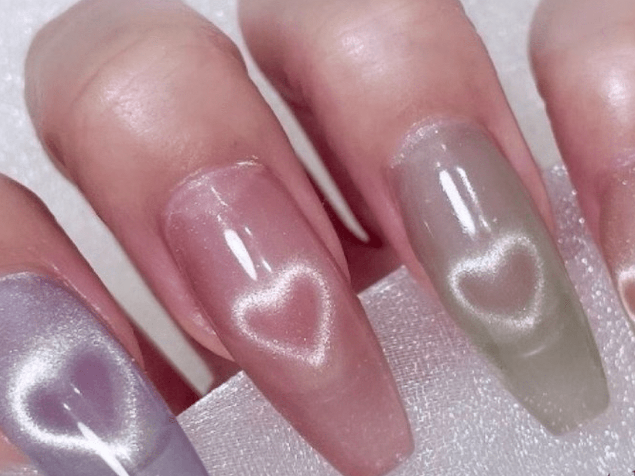 人気ネイルデザインTOP10】インスタで話題♪ハートマグネットネイル|2024