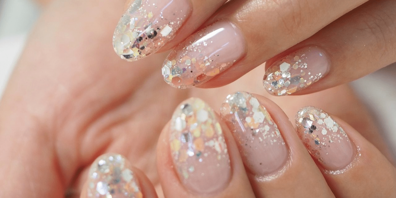 冬から春へ♪季節の変わり目にぴったりなキラキラホログラムネイル2024トレンドネイル 