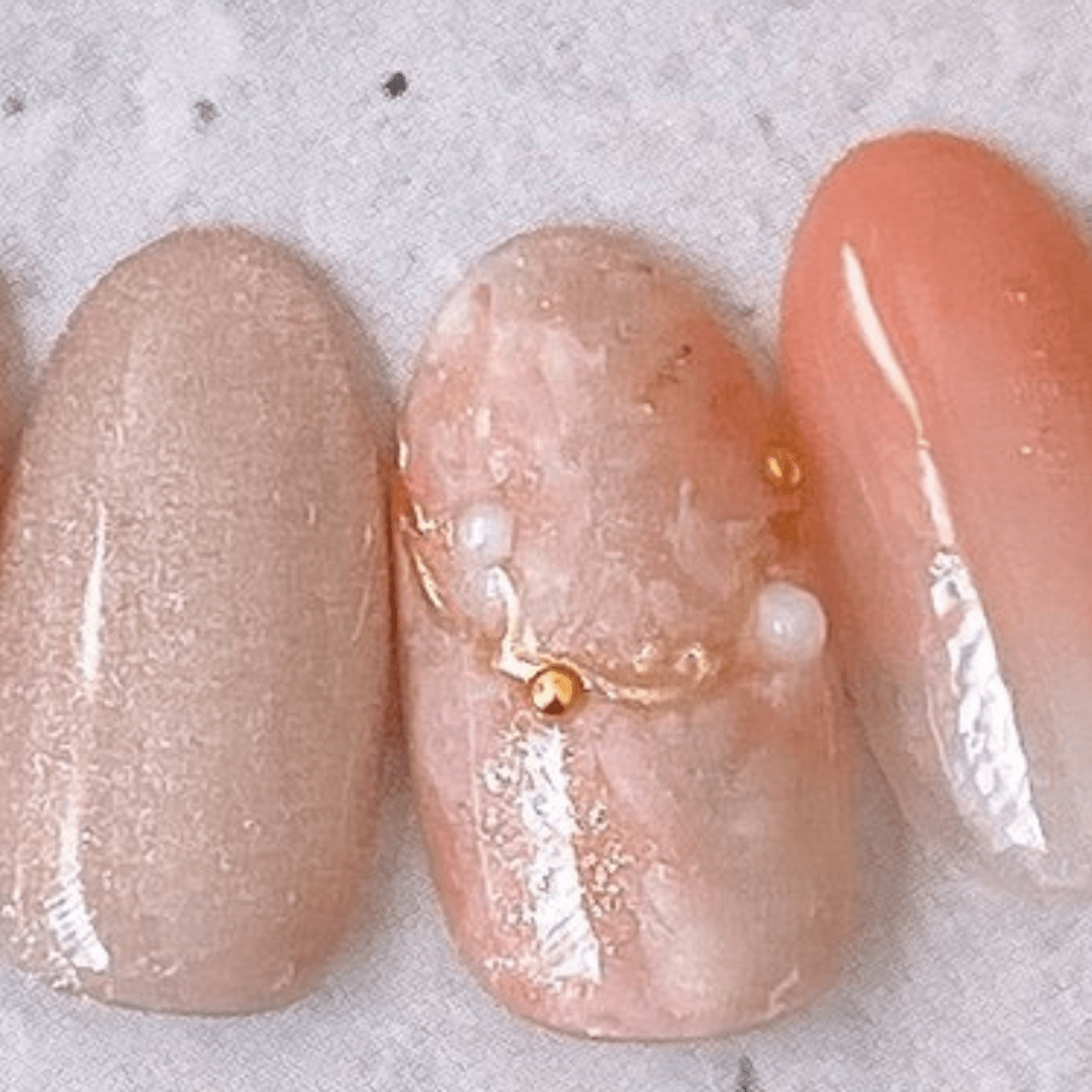 可愛く血色感アップ！トレンドカラーの桃ピンクネイル|2024最新ネイル