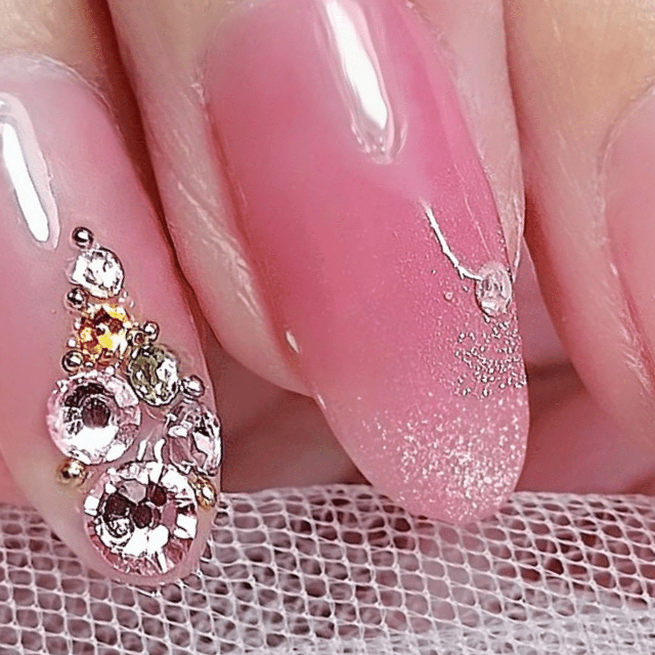 日常をワンランクアップさせる華やかストーンフレンチネイル|2024最新