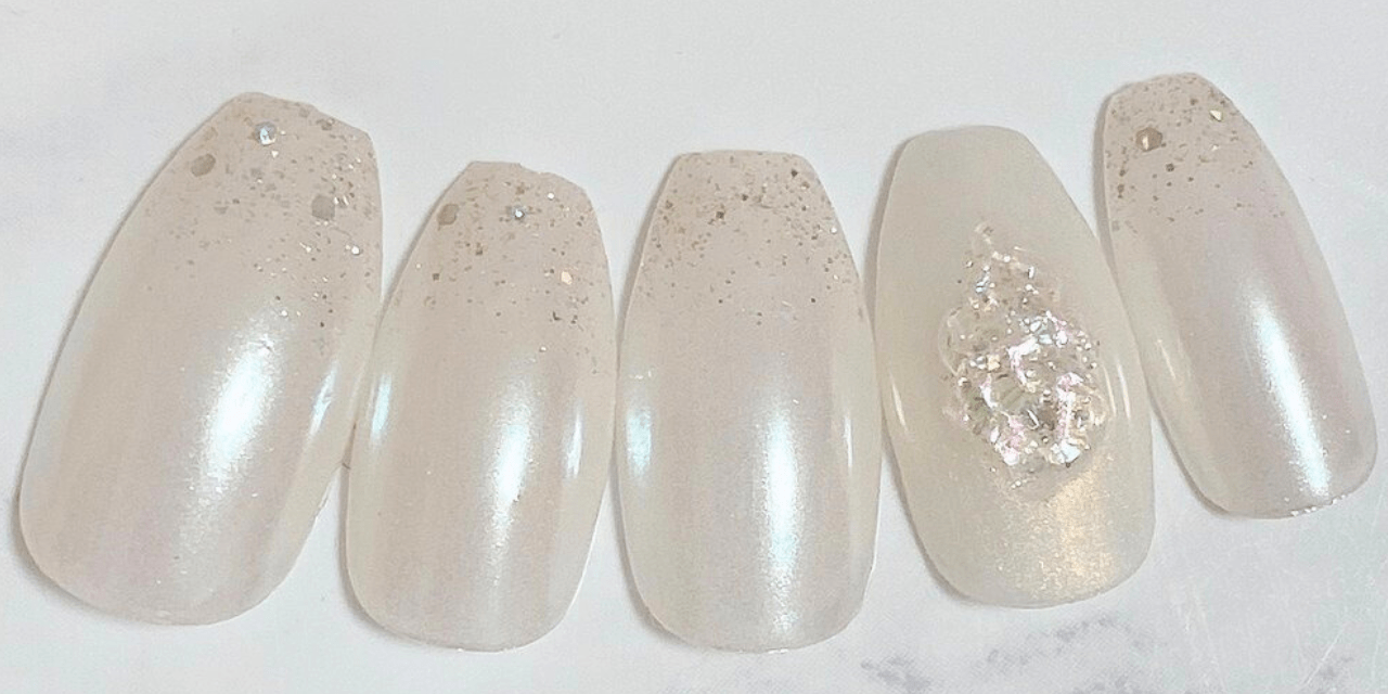 上品な光沢が彩る6月の誕生石ネイル|2024人気ネイルアート22選