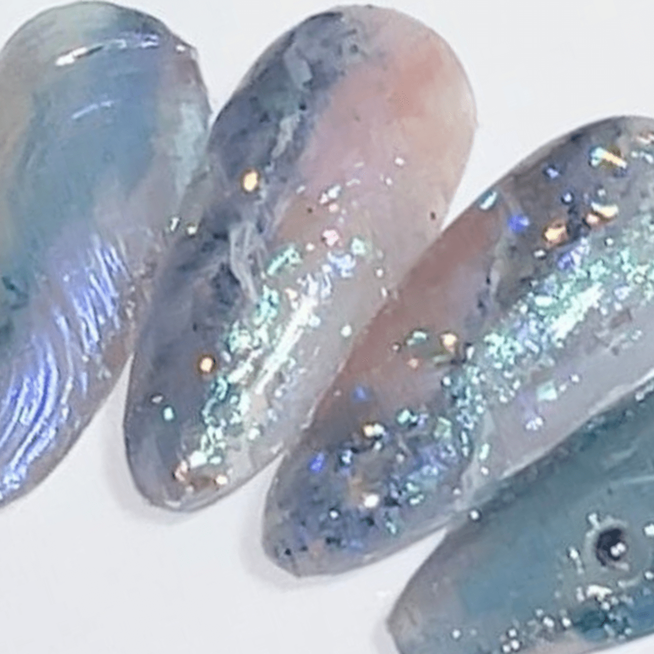 2024人気ネイルデザイン81選】涼しさを運ぶ夏のブルーニュアンスネイル