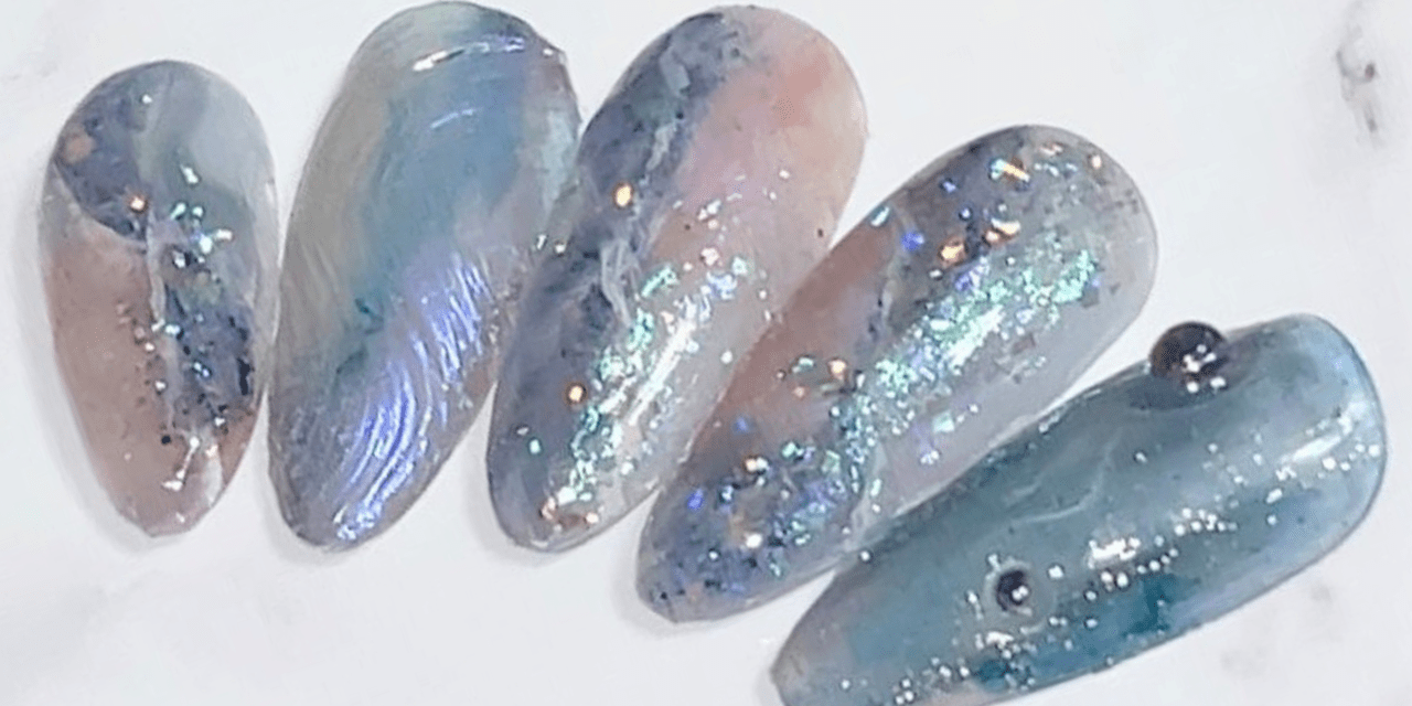 2024人気ネイルデザイン81選】涼しさを運ぶ夏のブルーニュアンスネイル 