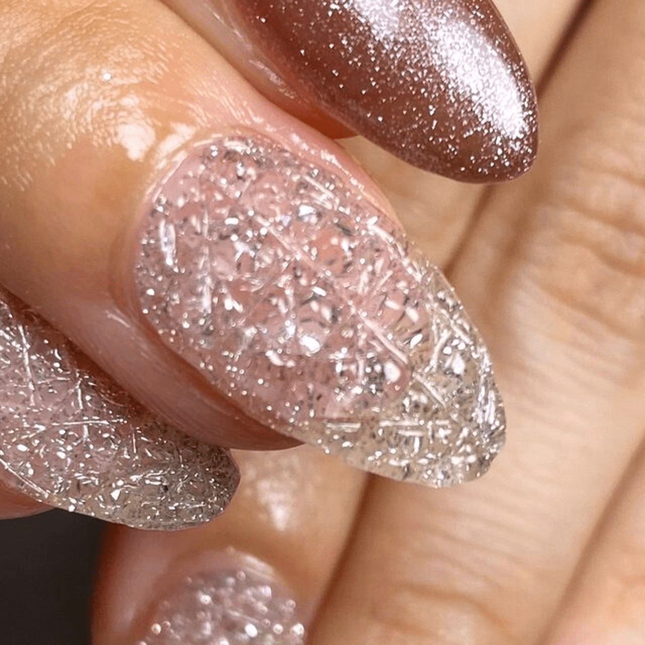 2024年人気ネイルデザイン15選】全方位キラキラ！オーロラキルティング