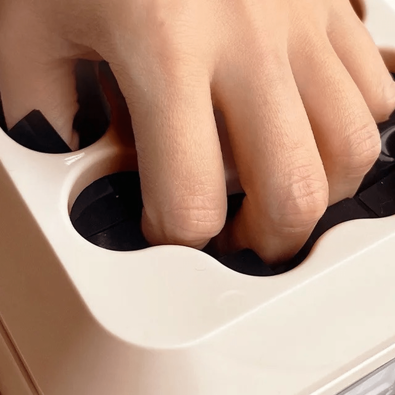 指を入れるだけ！オフの悩みを解消する「SHINYGEL スチームオフマシン」