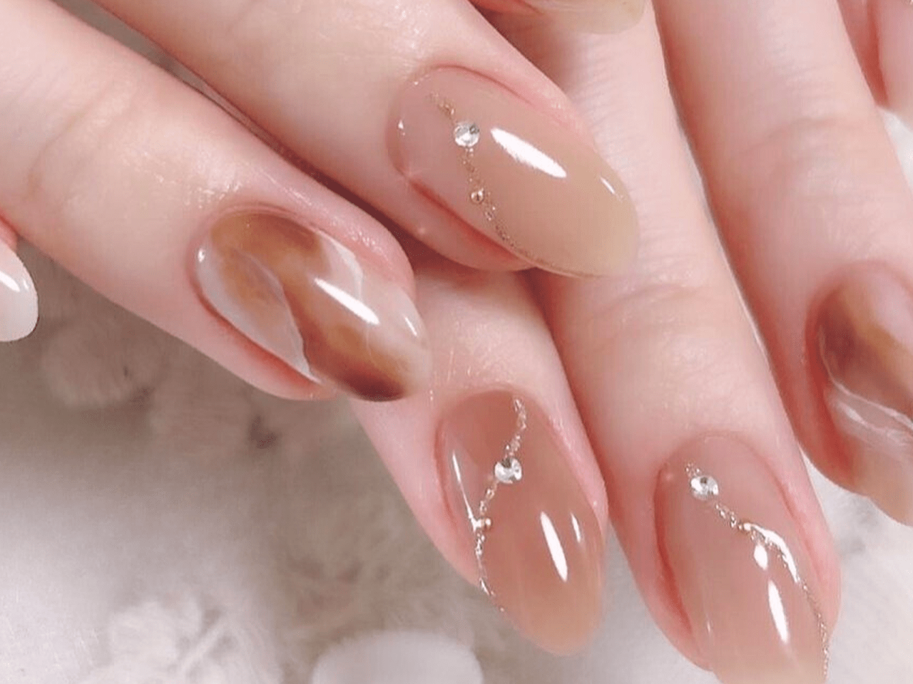 人気ネイルデザインTOP10】質感で魅せる秋の大人うるツヤちゅるん