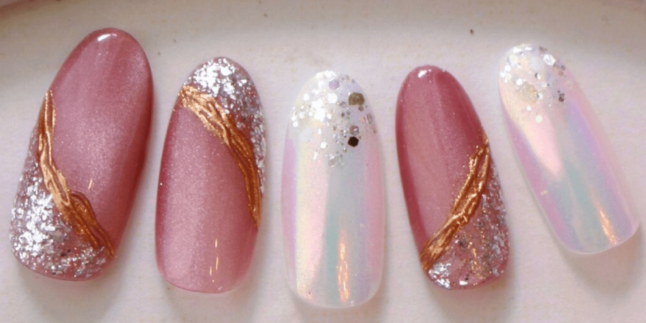 2024最新】秋の木漏れ日にきらめく大人なキラキラネイル|人気ネイル