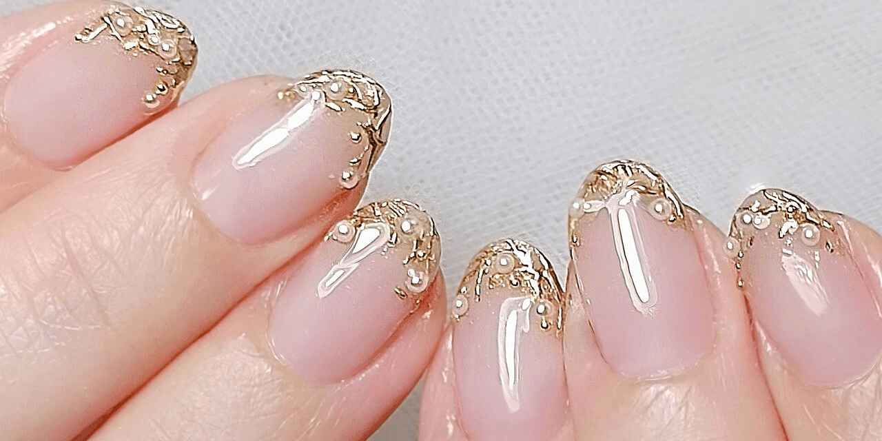 キラキラ　フレンチネイル　大人ネイル 2024最新】オフィスOKな程よい華やかさ♡キラキラフレンチネイル|人気