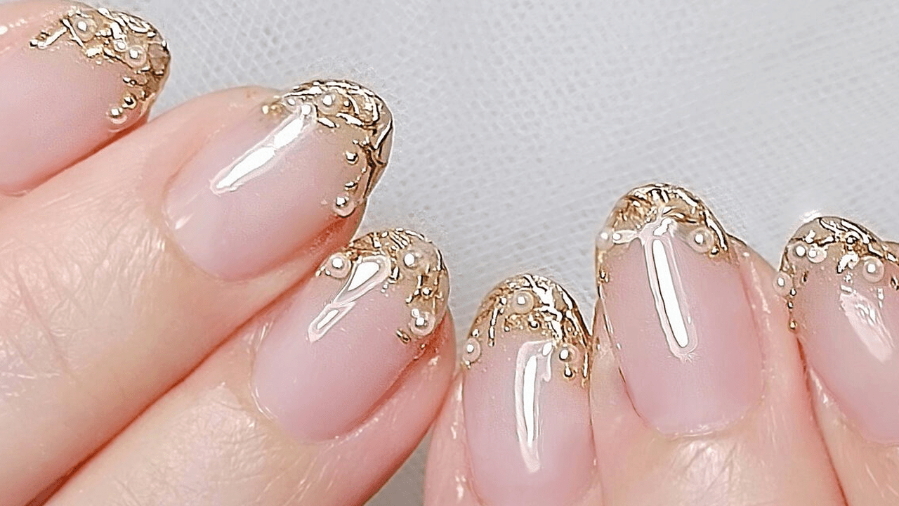 キラキラ　フレンチネイル　大人ネイル 2024最新】オフィスOKな程よい華やかさ♡キラキラフレンチネイル|人気