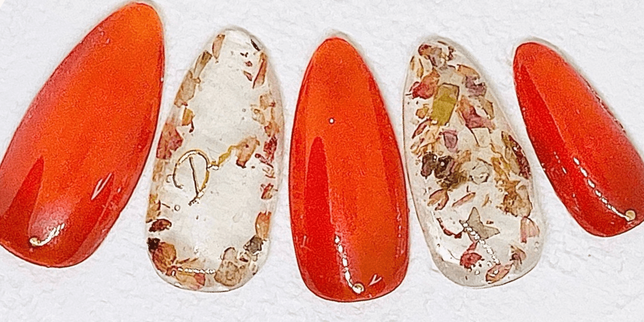 山中知恵　12才 2024最新】ほっこり暖かな秋色を楽しむテラコッタカラーネイル|人気ネイルデザイン55選