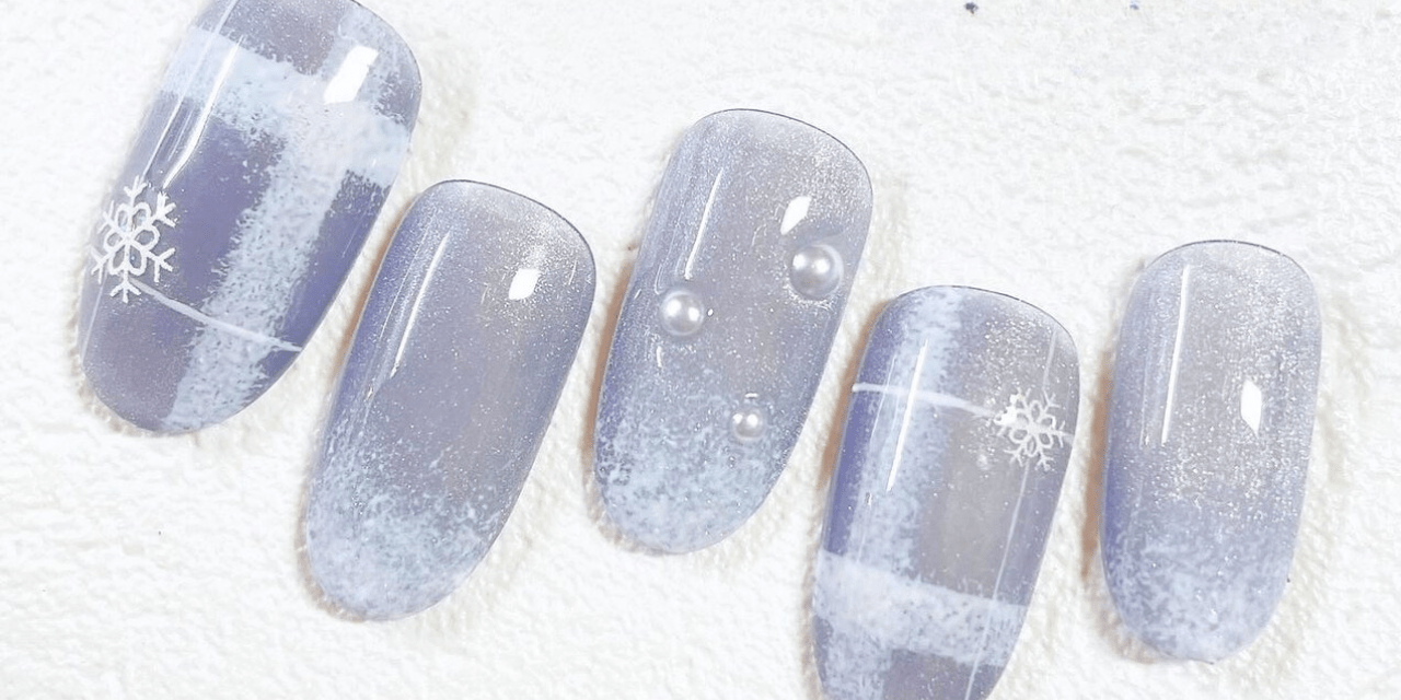 2024最新】ほんのりキラキラ♡先取りで楽しむ控えめ雪の結晶ネイル