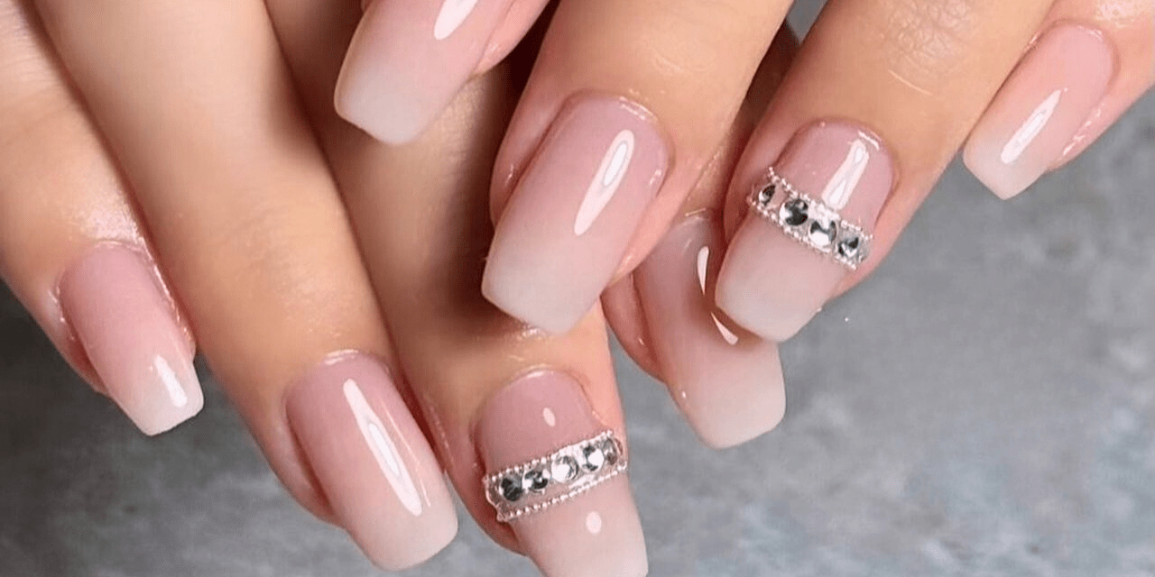 人気ネイルデザインTOP10】王道のピンク×ホワイトであざと可愛い