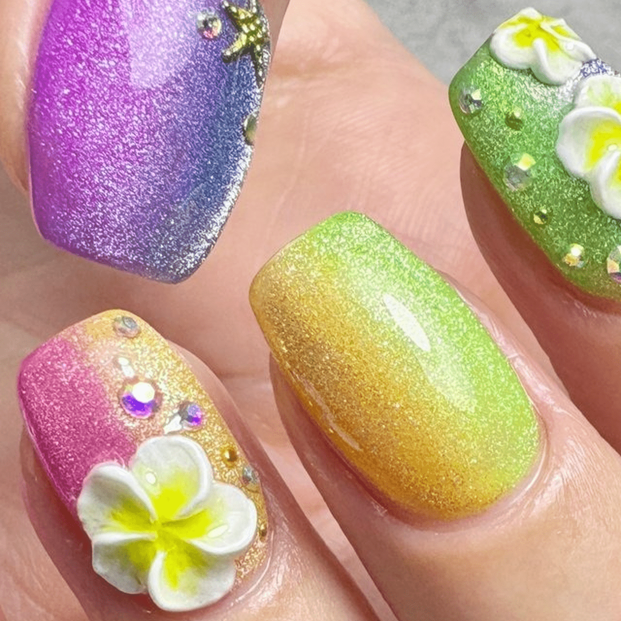 2025最新】夏色にキラキラ、奥行きまで楽しめるネオンマグネットネイル