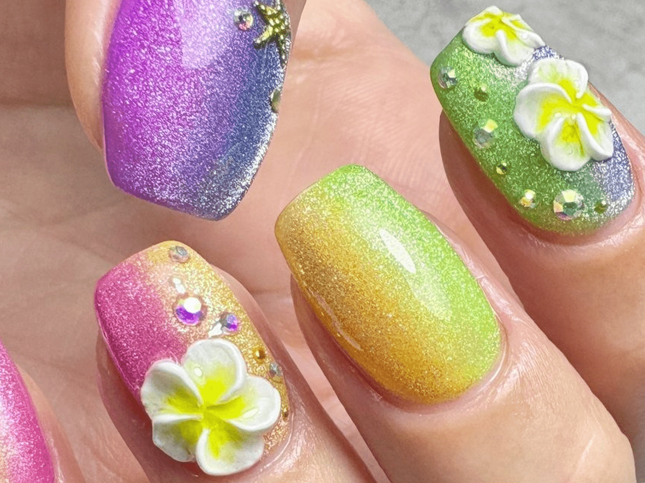 2025最新】夏色にキラキラ、奥行きまで楽しめるネオンマグネットネイル