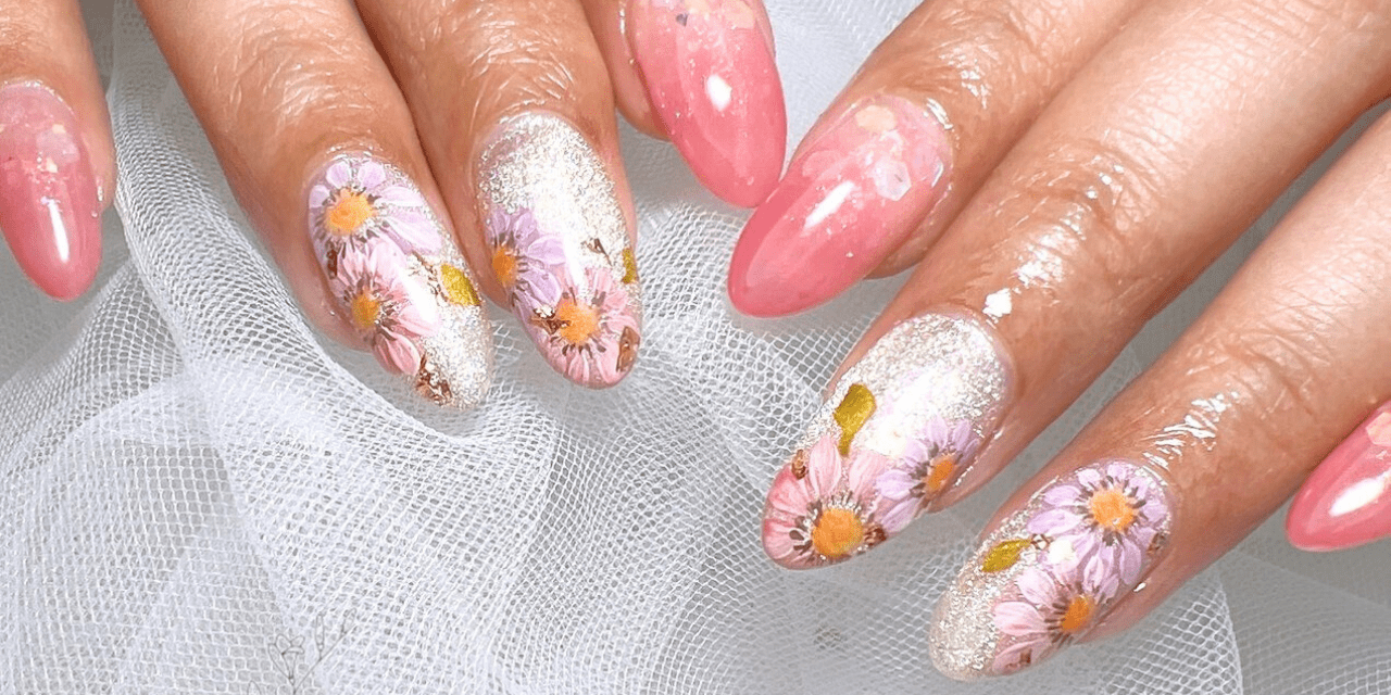 人気ネイルデザインTOP10】しとやかに華やかに咲く秋フラワーネイル|2025