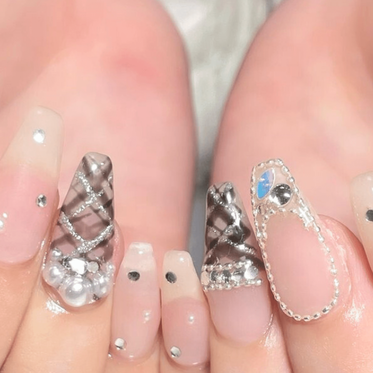 2025最新】ちょい大人めが気分♡秋のワンホンネイル|人気ネイル