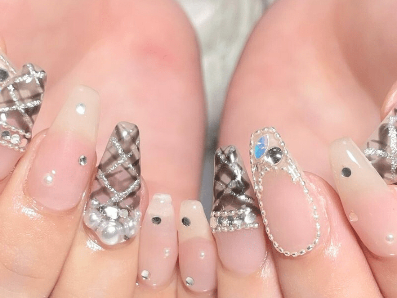 2025最新】ちょい大人めが気分♡秋のワンホンネイル|人気ネイル