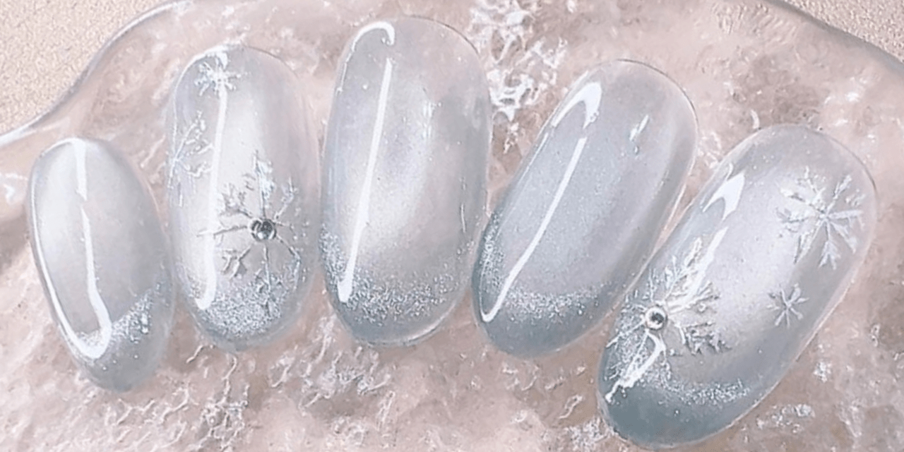 2025最新】ふわりと指先に舞い降りる♡控えめ雪の結晶ネイル|人気