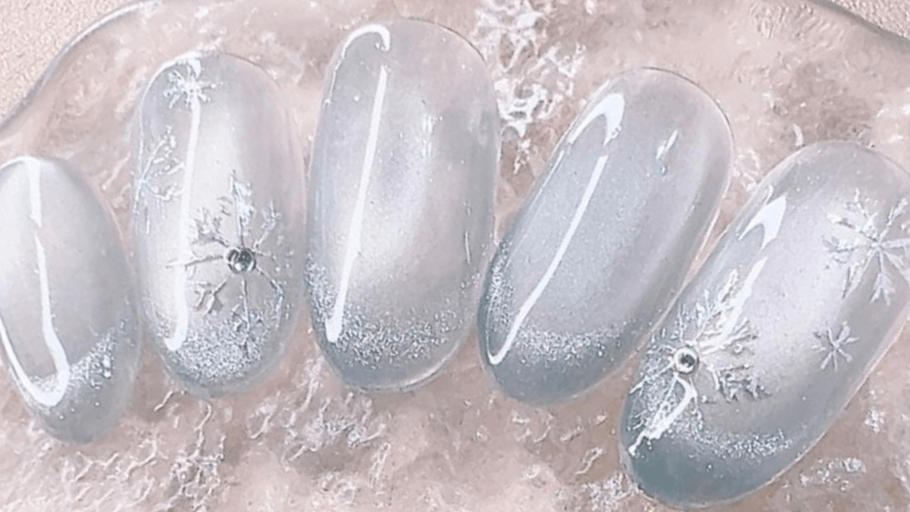 2025最新】ふわりと指先に舞い降りる♡控えめ雪の結晶ネイル|人気