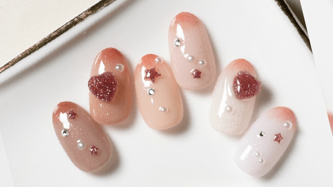 きらめきを纏う♡大人可愛い11月ネイル。この冬いちばん可愛い指先へ。