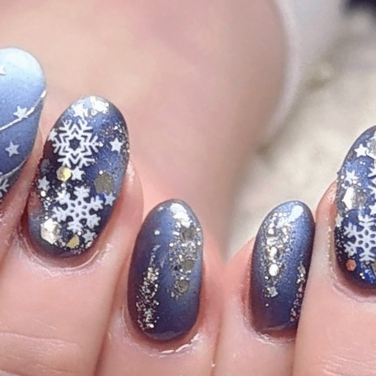 2025最新】冬本番の景色を指先に♡降り積もる雪の結晶ネイル|人気