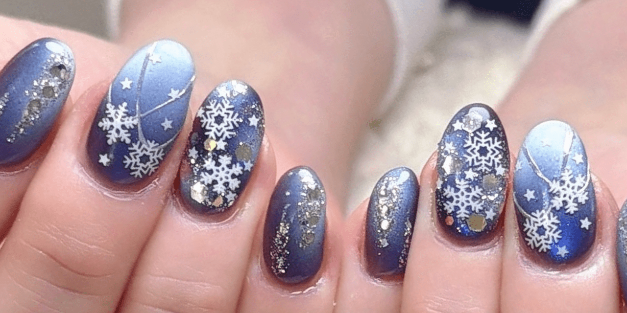 2025最新】冬本番の景色を指先に♡降り積もる雪の結晶ネイル|人気