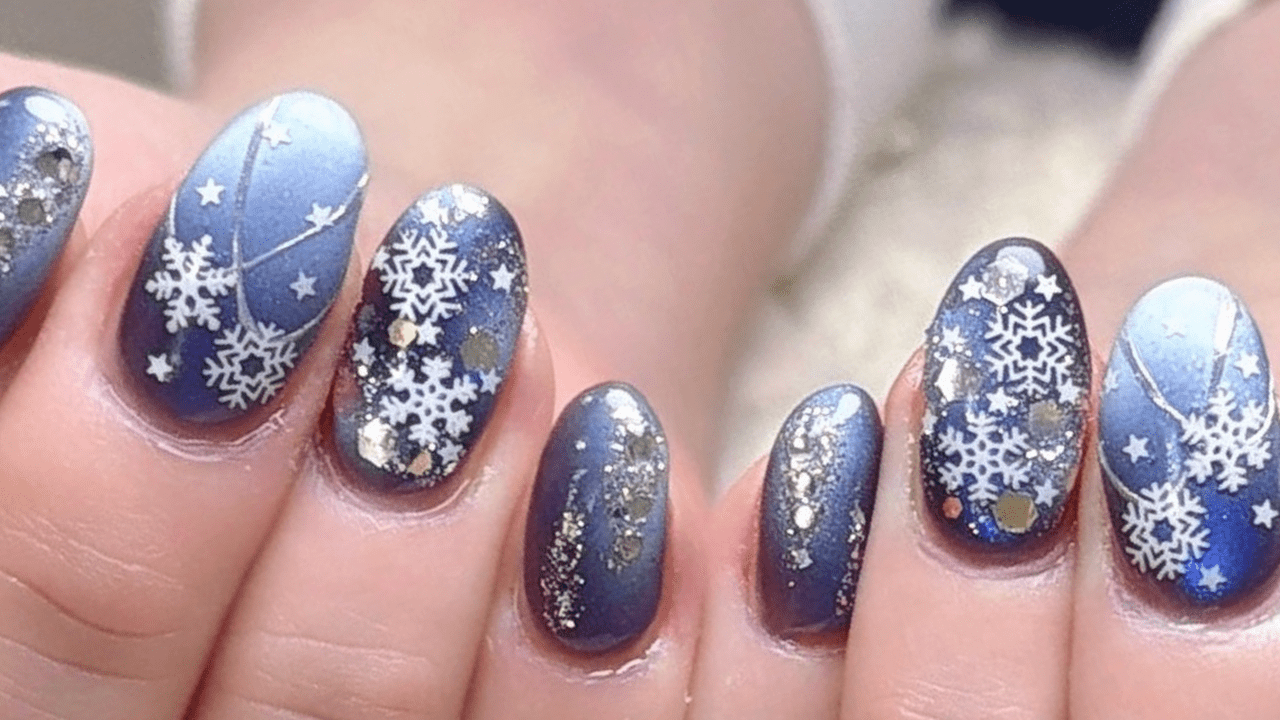 2025最新】冬本番の景色を指先に♡降り積もる雪の結晶ネイル|人気