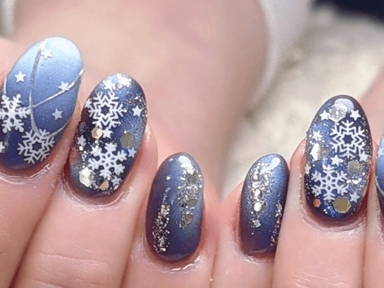 2025最新】冬本番の景色を指先に♡降り積もる雪の結晶ネイル|人気