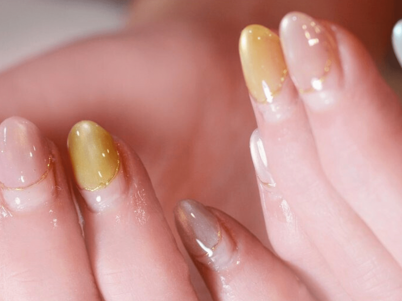 2026最新】幸せ運ぶキラキラ感♪春先取りのマグネットネイル|人気