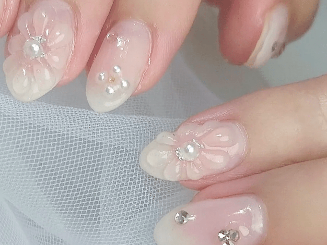 人気ネイルデザインTOP10】透明感をまとって咲く♡ぷっくりフラワー