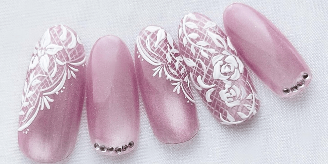 人気ネイルデザインTOP10】上品かつ華やかに♡花嫁さんに贈る 