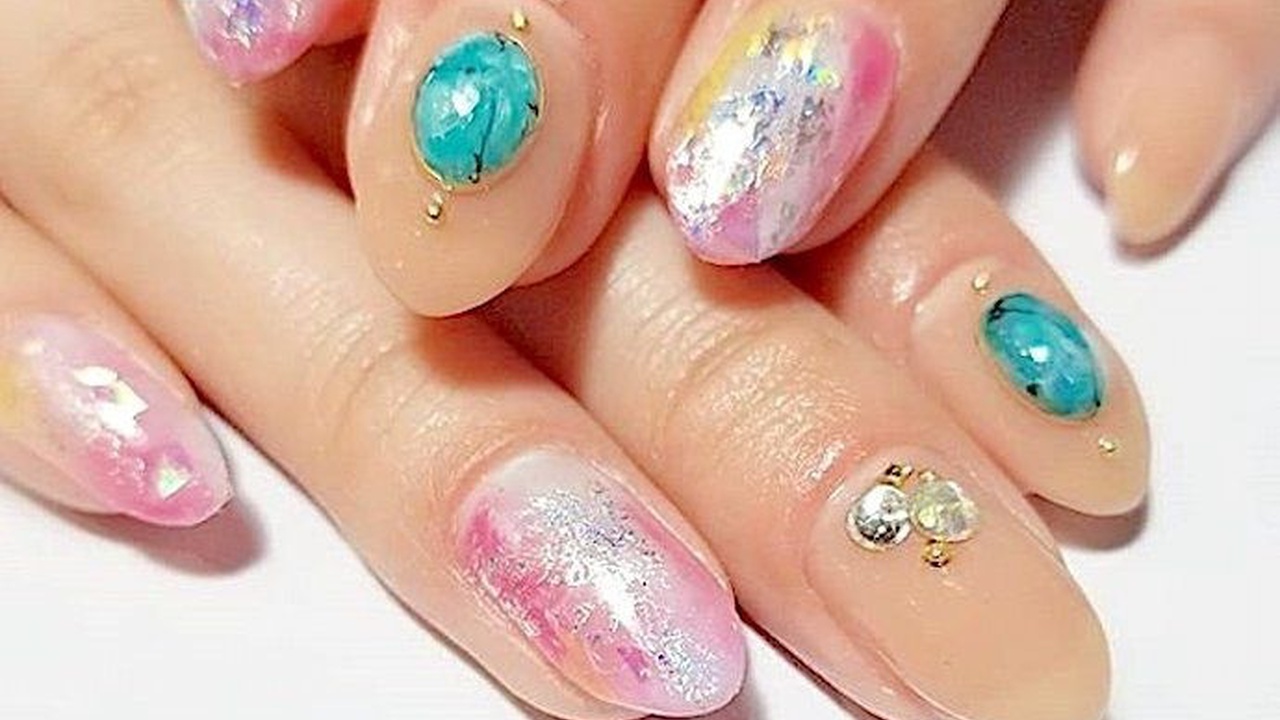春夏ファッションに合わせたネイル特集 キラキラの春夏ネイル