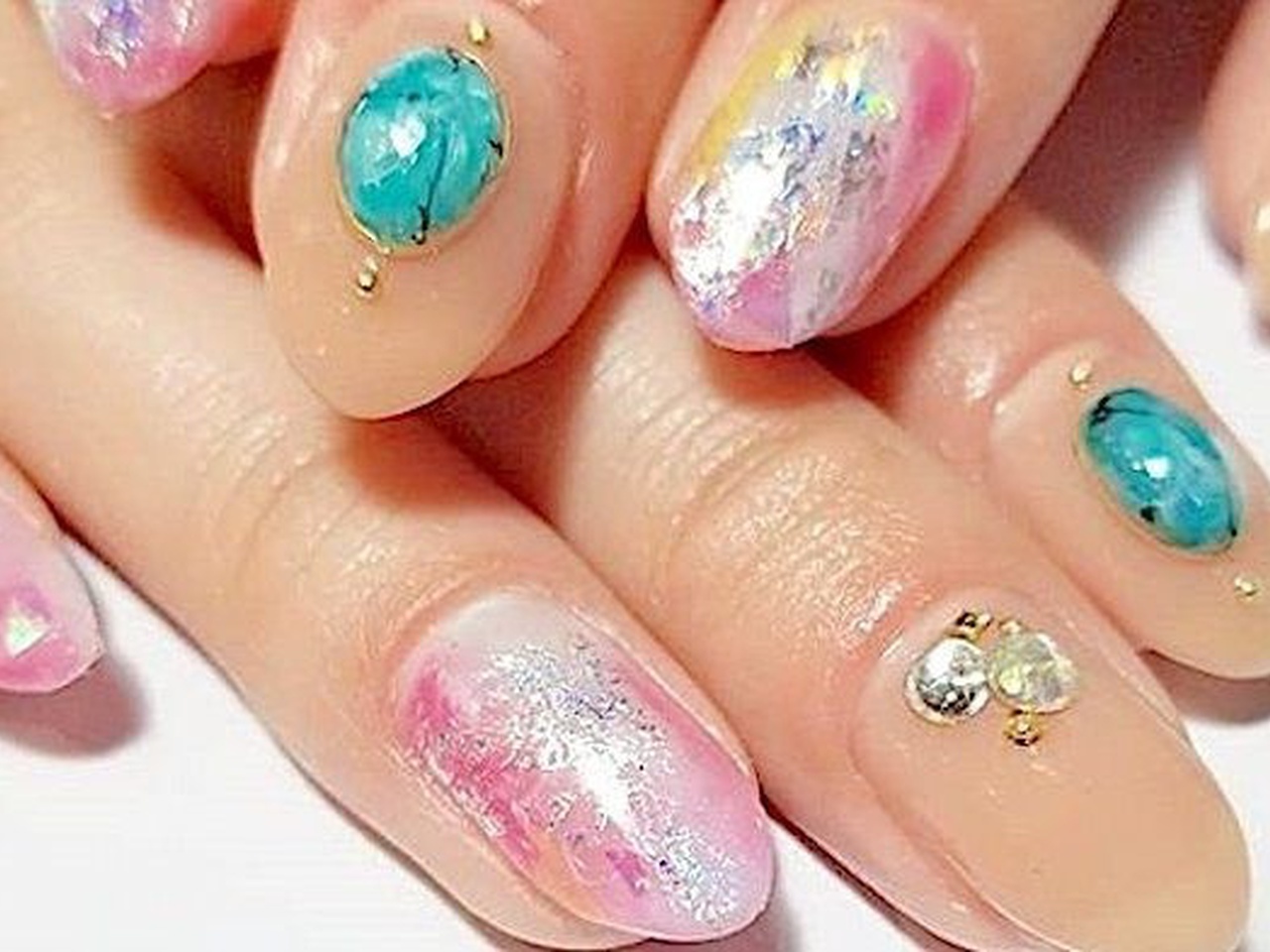 春夏ファッションに合わせたネイル特集 キラキラの春夏ネイル