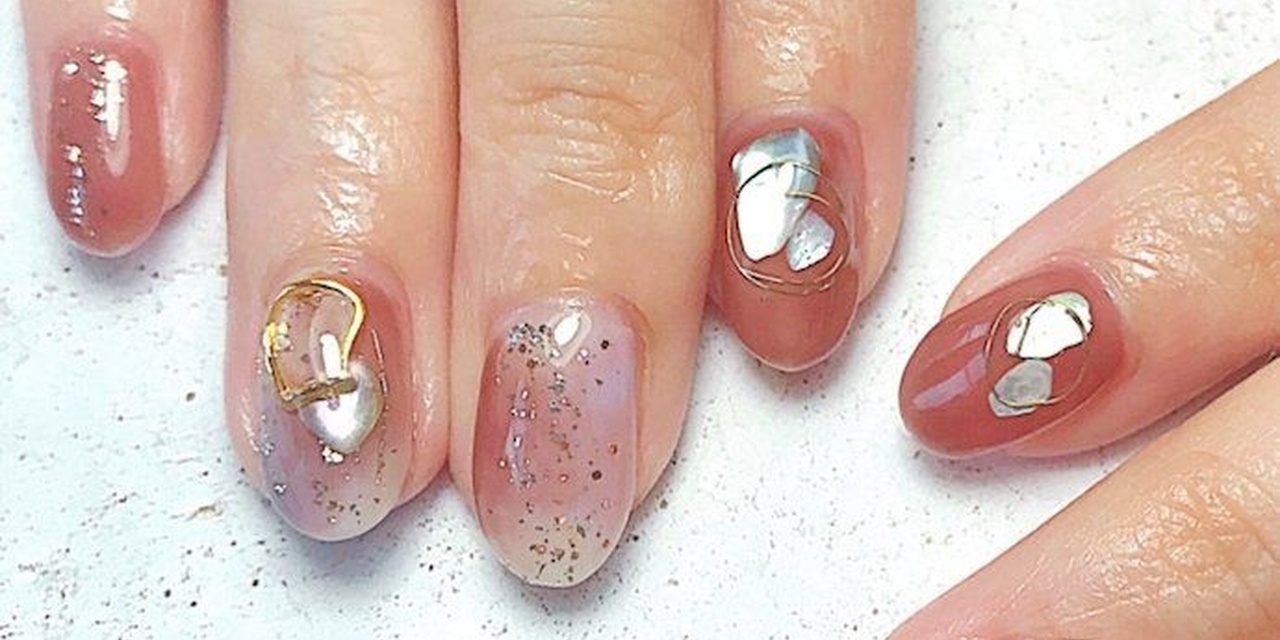 キラキラのシェルネイルで先取りデザインを