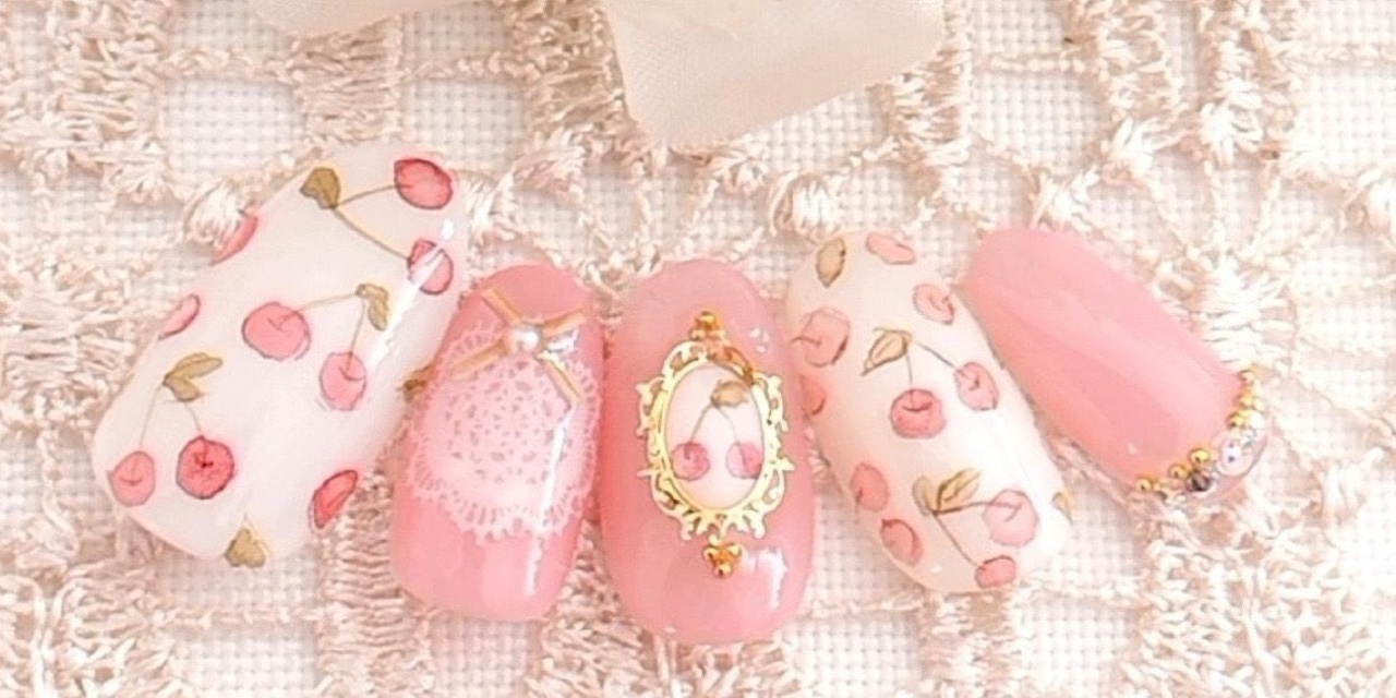 心ときめくチェリーネイルで甘い世界観に浸りましょ